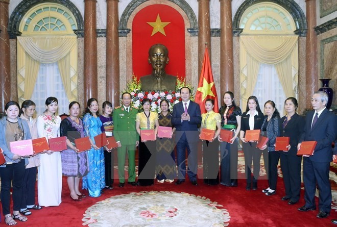 President meets exemplary people in drug combating  - ảnh 1
